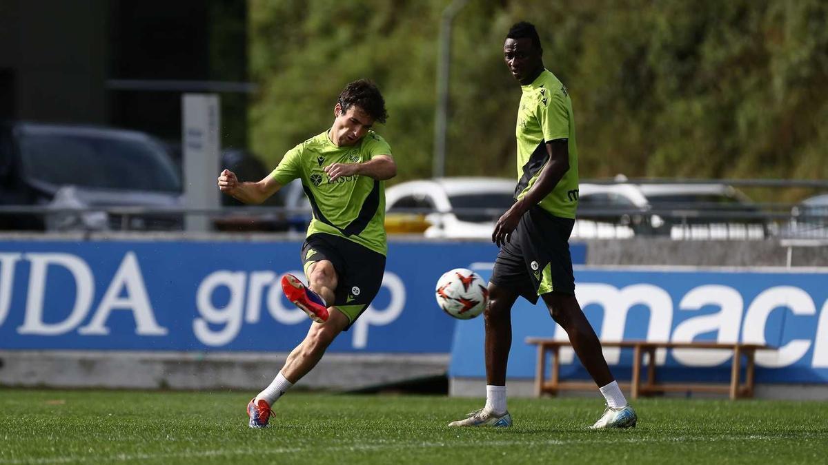 Magunazelaia chuta el balón, en presencia de Sadiq. / REAL SOCIEDAD