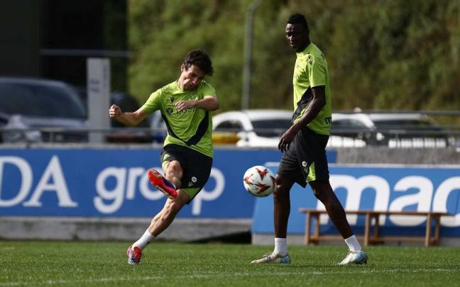 Magunazelaia chuta el balón, en presencia de Sadiq. / REAL SOCIEDAD