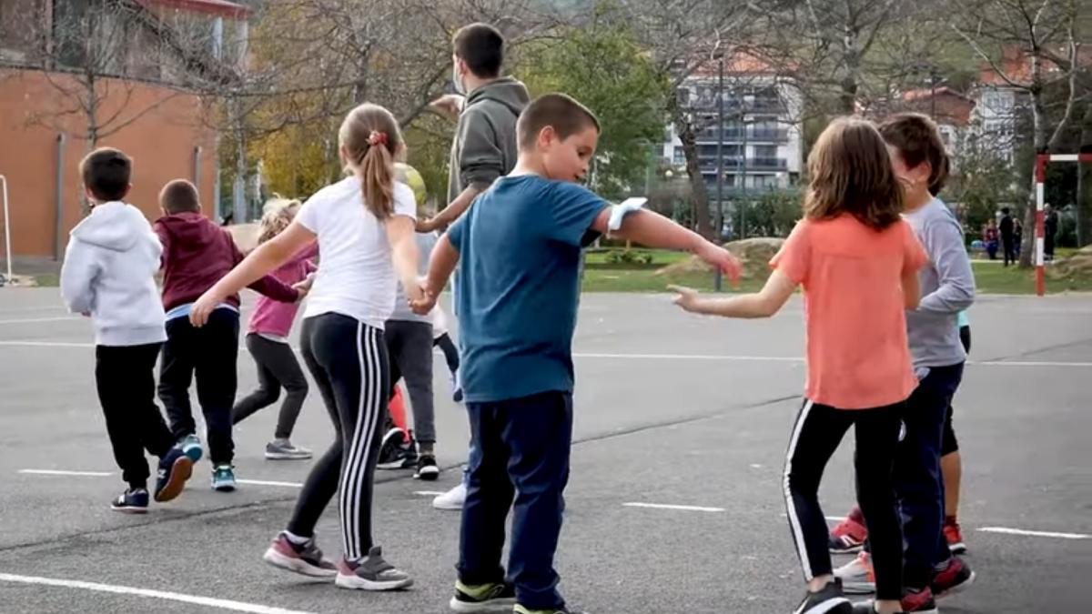Niños jugando en la Herri Eskola de Zumaia.