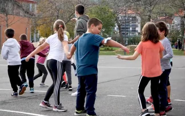 Niños jugando en la Herri Eskola de Zumaia.