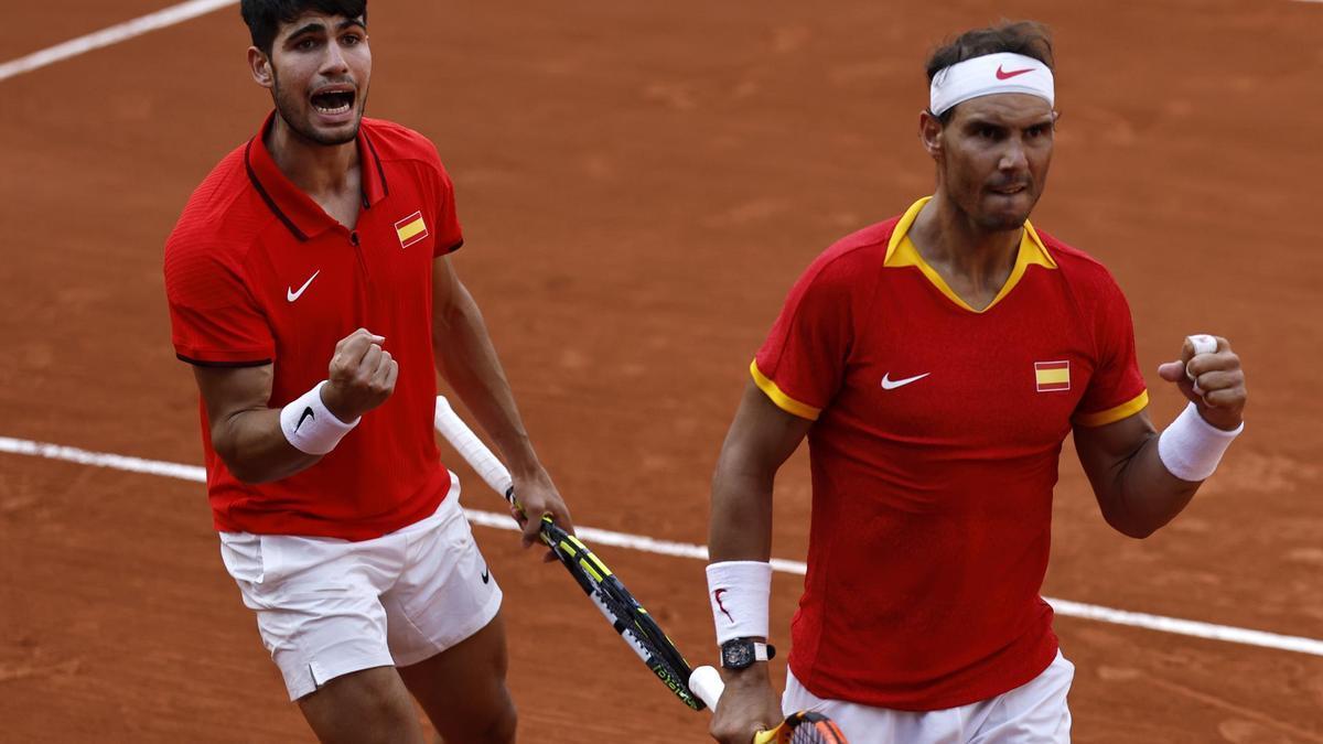 Rafa Nadal y Carlos Alcaraz celebran un punto