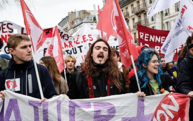 Al tiempo que la reforma se votaba en el Senado, los ciudadanos protestaban en la séptima jornada de movilizaciones.