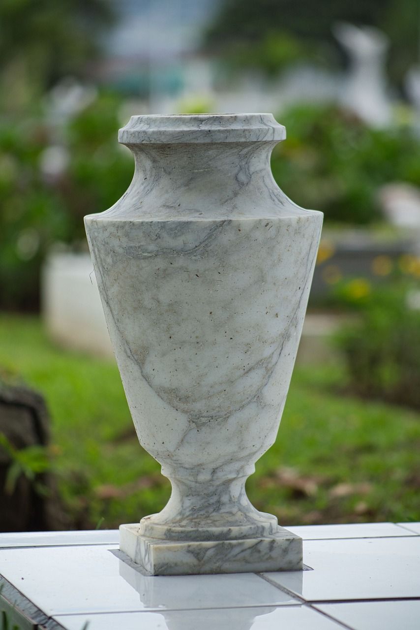Un jarrón en un cementerio.