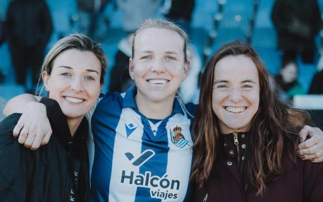 Cahynová, flanqueada por sus compañeras Lavogez y Etxezarreta, el domingo pasado en Zubieta tras ganar al Espanyol por 4-1. / REAL SOCIEDAD