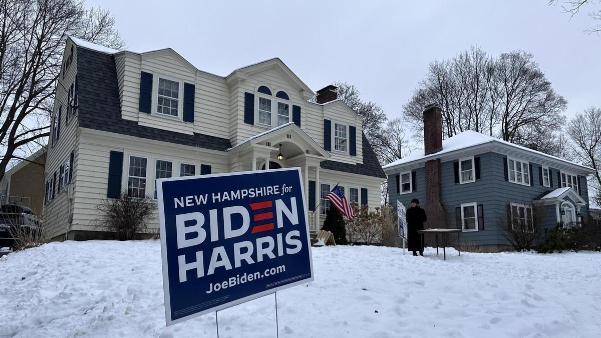 Fotografía de un aviso en un acto de campaña pro Biden en Concord, Nuevo Hampshire.