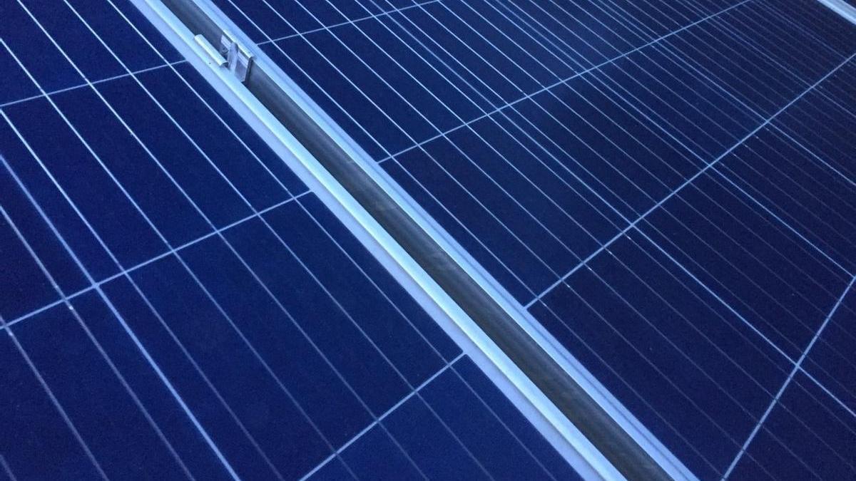 Paneles solares en una imagen de archivo.