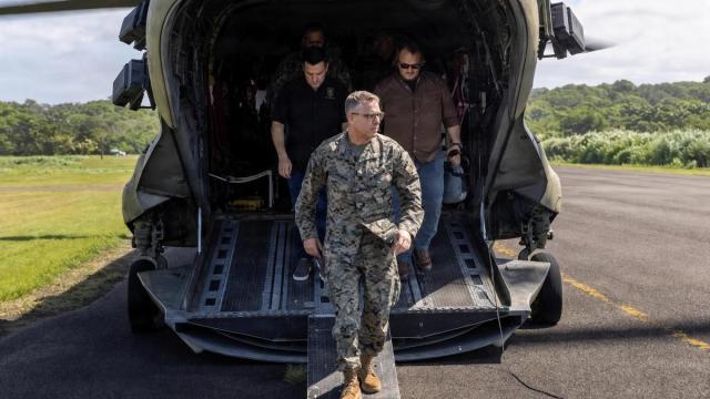 El comandante del Mando Sur de Estados Unidos, el general Francis Donovan, desciende de un helicóptero militar.