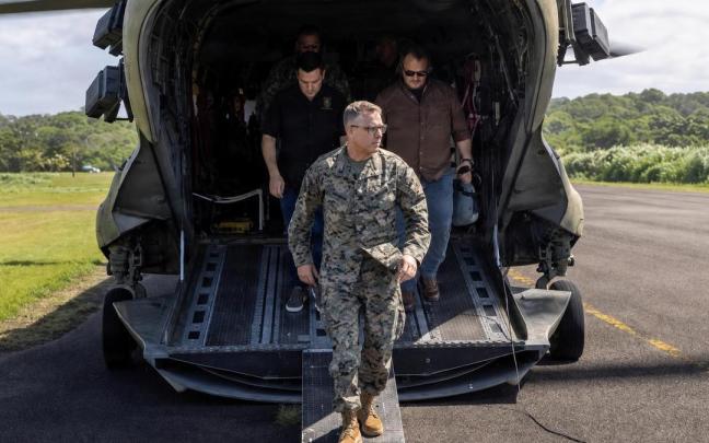 El comandante del Mando Sur de Estados Unidos, el general Francis Donovan, desciende de un helicóptero militar.