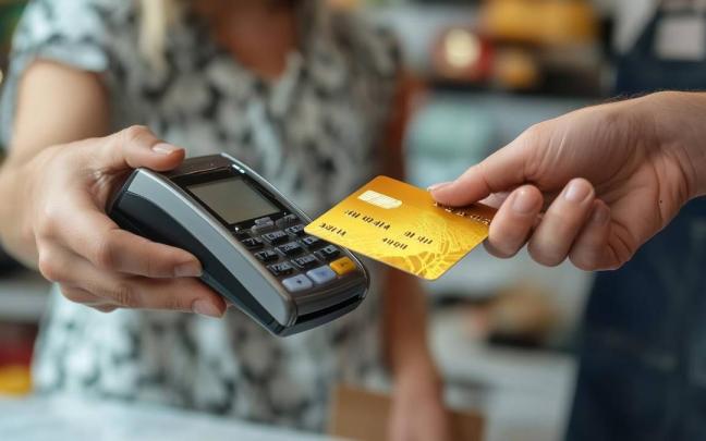 Primer plano del pago con tarjeta por contacless