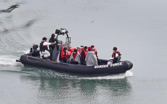 Migrantes interceptados en el Canal de la Mancha.