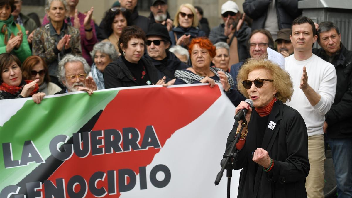 Marisa Paredes, en una concentración para pedir un alto el fuego en Gaza, 27 de abril de 2024.