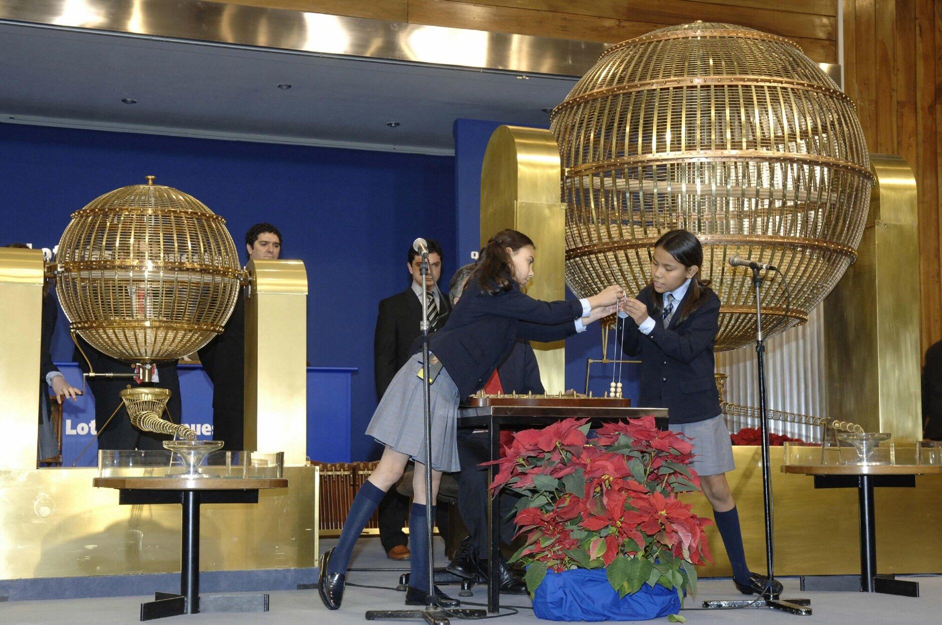 Dos niñas de San Ildefonso durante el sorteo de la Lotería de Navidad.