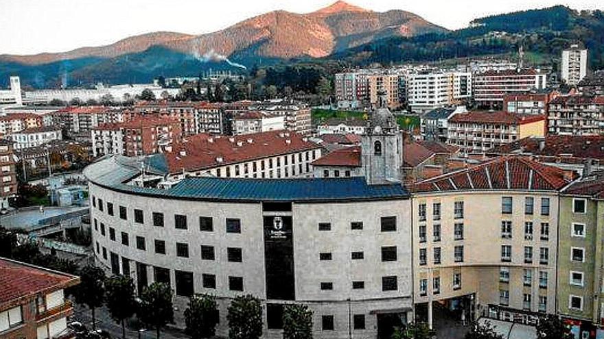 Ayuntamiento de Laudio desde la Avenida Zumalakarregi.