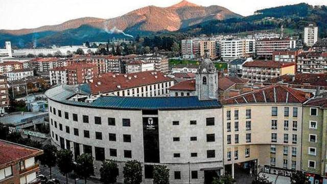 Ayuntamiento de Laudio desde la Avenida Zumalakarregi.