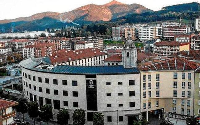 Ayuntamiento de Laudio desde la Avenida Zumalakarregi.
