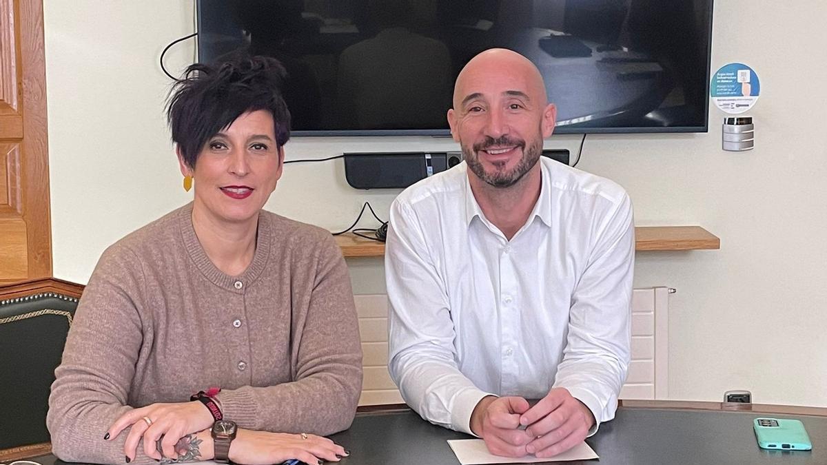 Sonia Archeli y Jon Iraola en la presentación del proyecto de cuatro viviendas tuteladas para mayores en Eibar.