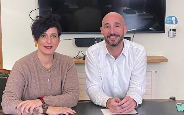 Sonia Archeli y Jon Iraola en la presentación del proyecto de cuatro viviendas tuteladas para mayores en Eibar.