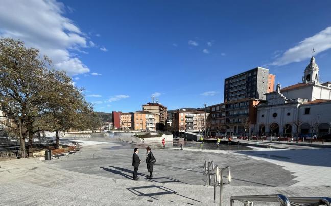 El alcalde de Basauri y la concejala de Urbanismo han pisado ya la nueva plaza San Fausto