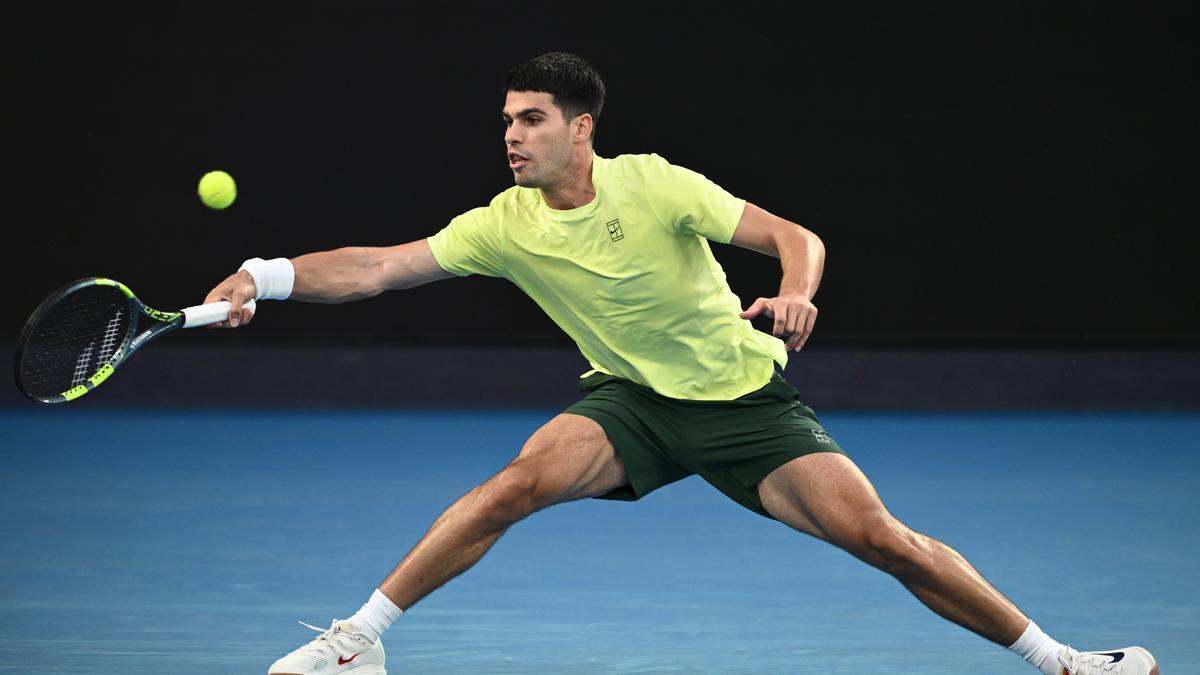 Carlos Alcaraz se ejercita en Australia antes del comienzo del primer Grand Slam de la temporada.