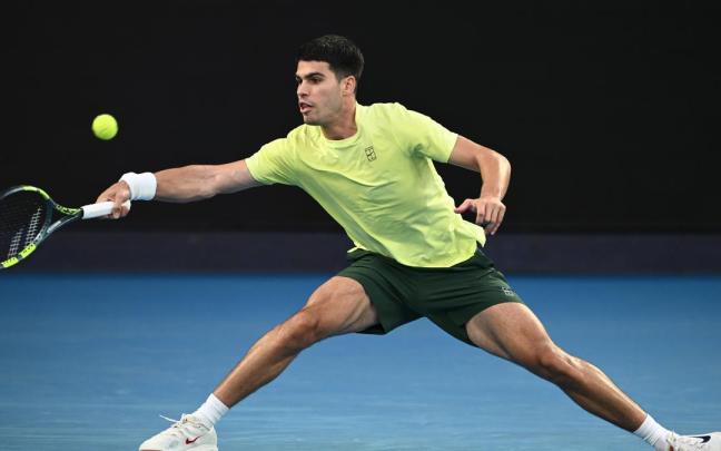 Carlos Alcaraz se ejercita en Australia antes del comienzo del primer Grand Slam de la temporada.