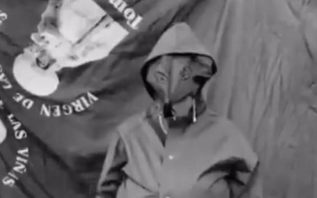 El autor del robo se grabó portando un cuchillo de grandes dimensiones. / Guardia Civil El autor del robo se grabó portando un cuchillo de grandes dimensiones.