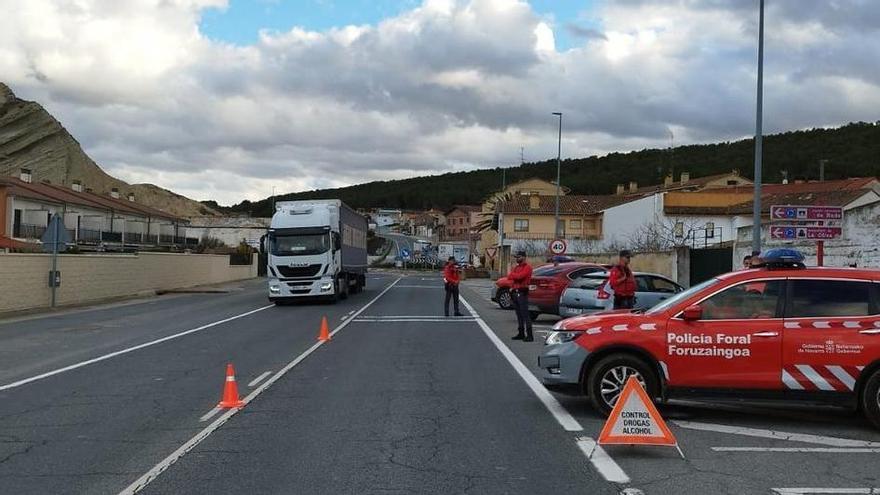 Agentes de la Policía Foral en un control de drogas y alcohol en Caparroso.