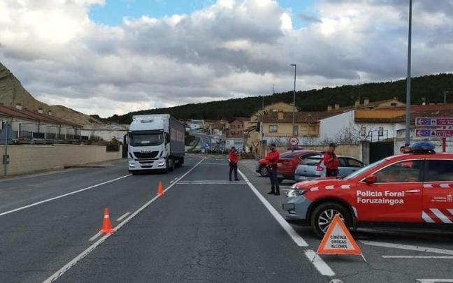 Agentes de la Policía Foral en un control de drogas y alcohol en Caparroso.