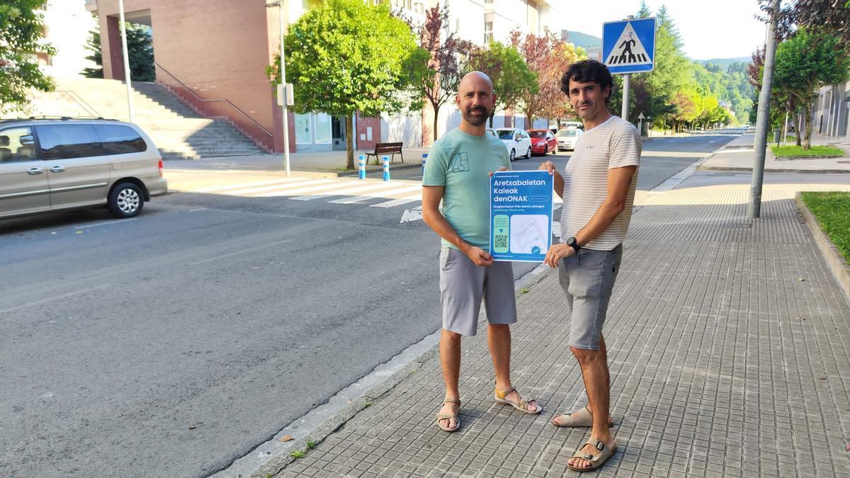 El alcalde y el edil Ion Albizu en Araba Etorbidea, en el tramo donde se plantea un único sentido de circulación hacia la calle Mitarte