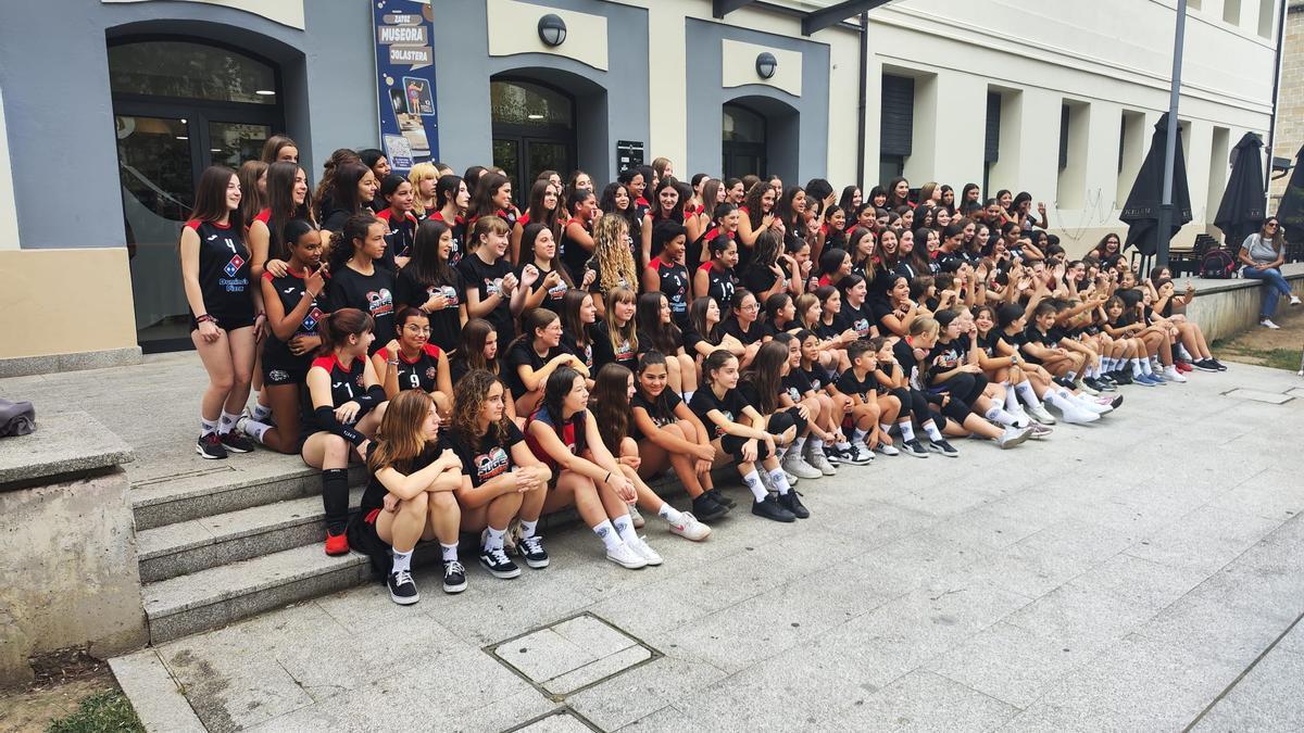 Las 130 jugadoras de Bidasoaldeko Suge Trebeak que se dieron cita en el acto de presentación de los equipos en el Museo Oiasso.