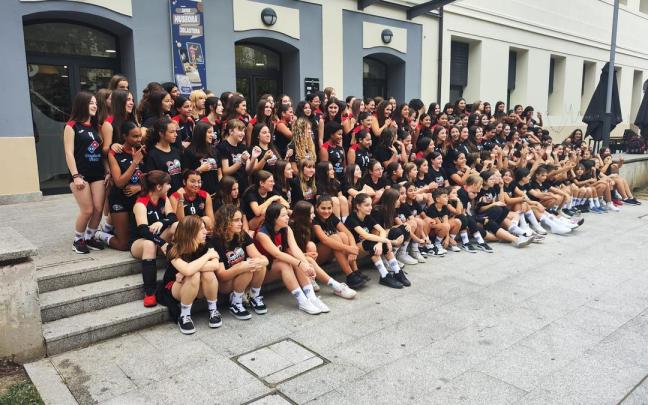 Las 130 jugadoras de Bidasoaldeko Suge Trebeak que se dieron cita en el acto de presentación de los equipos en el Museo Oiasso.