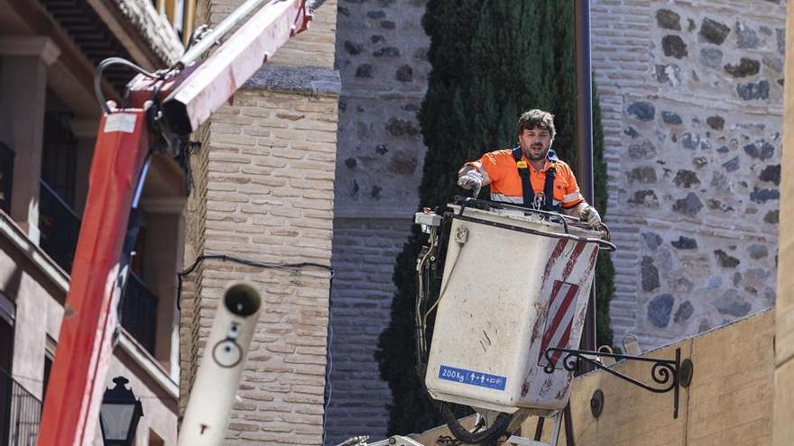 Un trabajador maneja una máquina durante su jornada laboral.