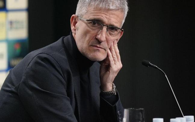 Roberto Olabe escucha una pregunta en su comparecencia. / RUBEN PLAZA