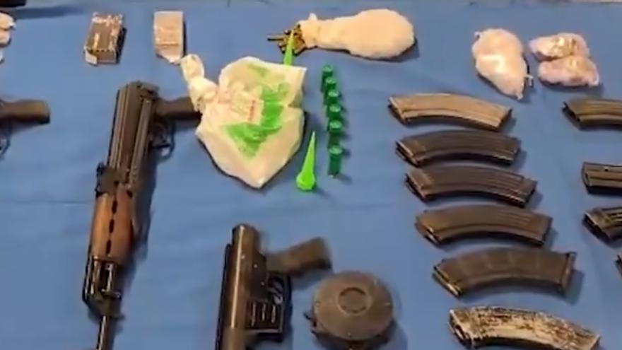 Armas de guerra para custodiar la droga.