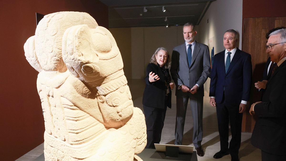 El rey visita la exposición 'La mitad del Mundo. La Mujer en el México indígena' en el Museo Arqueológico Nacional.