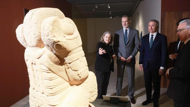 El rey visita la exposición 'La mitad del Mundo. La Mujer en el México indígena' en el Museo Arqueológico Nacional.