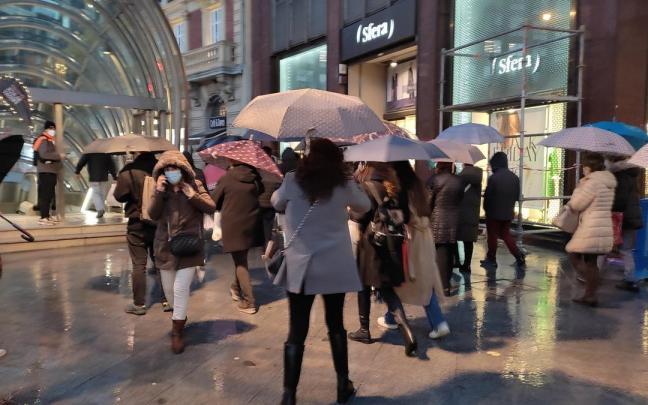 Clientes en una zona comercial.