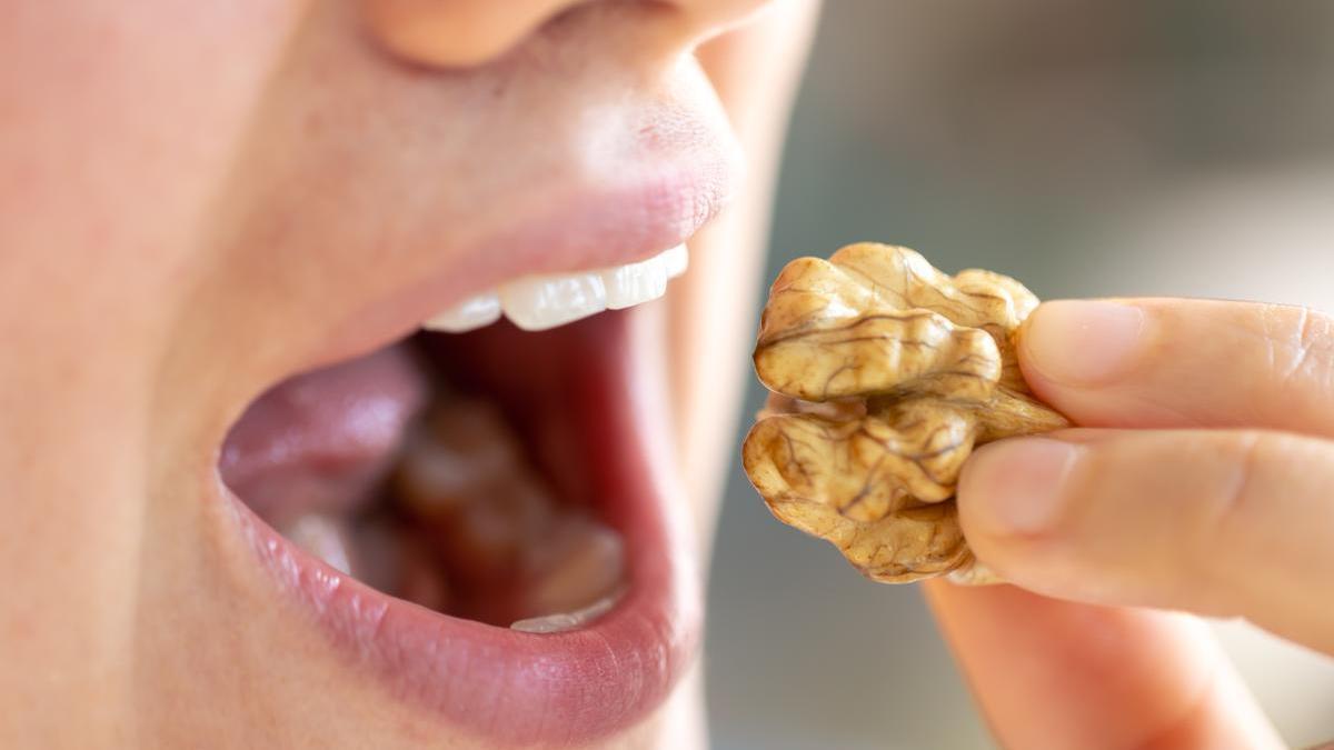 Las nueces son ricas en omega-3, una grasa esencial que contribuye al buen funcionamiento del corazón y ayuda a reducir la inflamación.