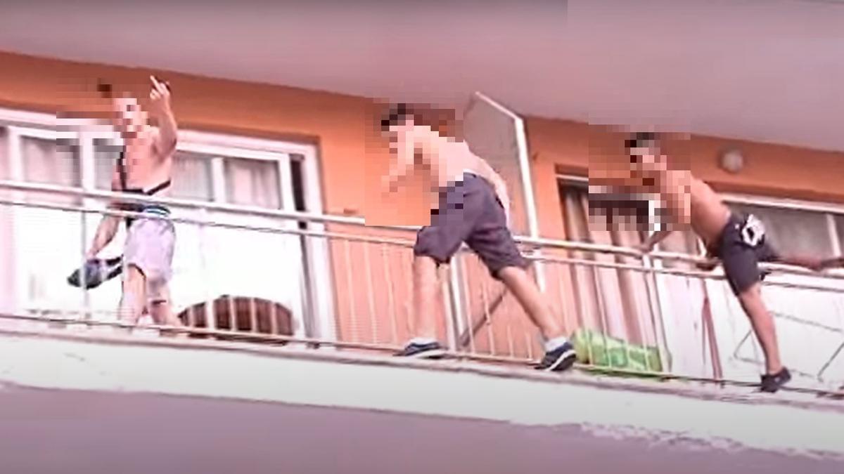 Tres turistas saltan de un balcón a otro en un hotel en Magaluf (Calvià).