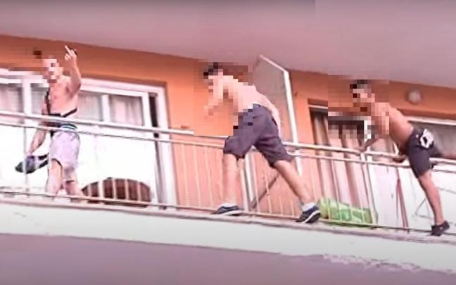 Tres turistas saltan de un balcón a otro en un hotel en Magaluf (Calvià).