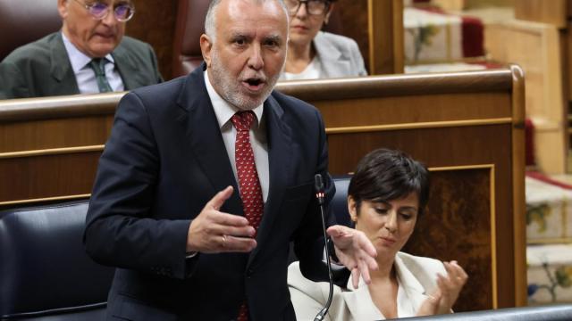 El ministro Torres en el Congreso de los Diputados, y tras él Mikel Legarda, del PNV