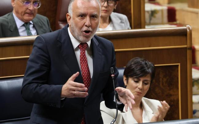 El ministro Torres en el Congreso de los Diputados, y tras él Mikel Legarda, del PNV