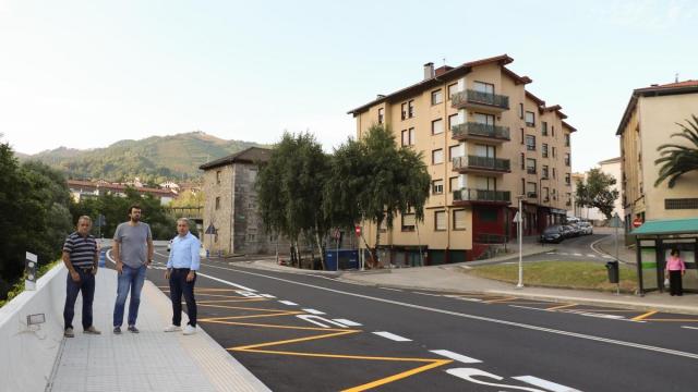 Presentacion del proyecto de las paradas de autobús en Mendaro tras la finalización de las obras.