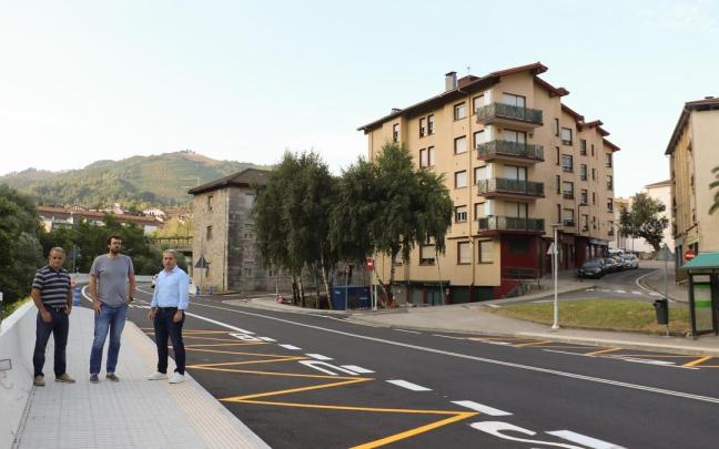 Presentacion del proyecto de las paradas de autobús en Mendaro tras la finalización de las obras.