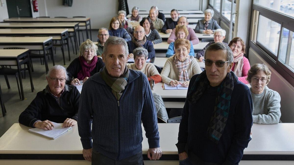 José Ángel Bañales (ex presidente de Aulexna) y Koldo Apesteguía (presidente) posan en una clase de la UPNA con una veintena de alumnos.