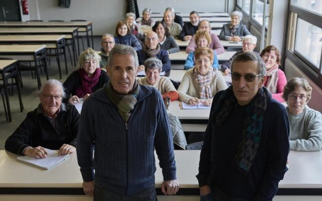Jos&eacute; &Aacute;ngel Ba&ntilde;ales (ex presidente de Aulexna) y Koldo Apestegu&iacute;a (presidente) posan en una clase de la UPNA con una veintena de alumnos.