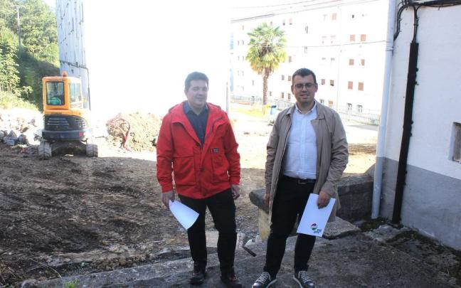 Los ediles Ibon Arrupe y Ander Garay presentaron en octubre del año pasado una propuesta de aparcamientos para Doneztebe Portuko kalea. / Anabel Dominguez. Los ediles Ibon Arrupe y Ander Garay presentaron en octubre del año pasado una propuesta de aparcamientos para Doneztebe Portuko kalea.