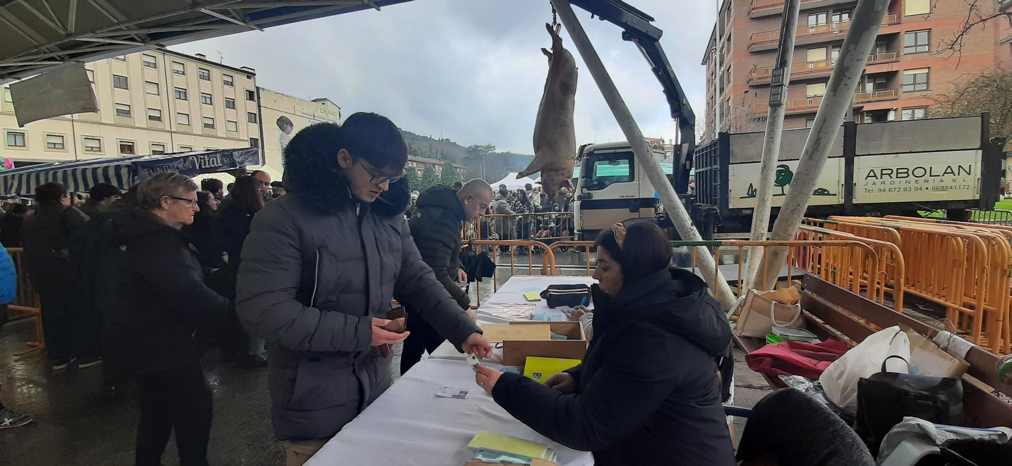 Puesto de registro de apuestas en torno al peso del txarri