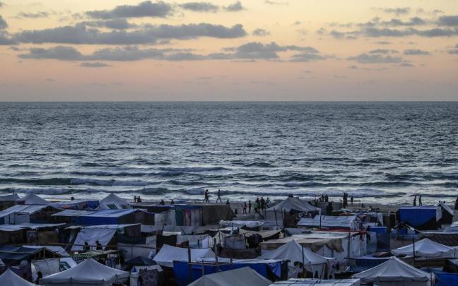 Miles de desplazados de Rafah en un campo en Jan Yunis