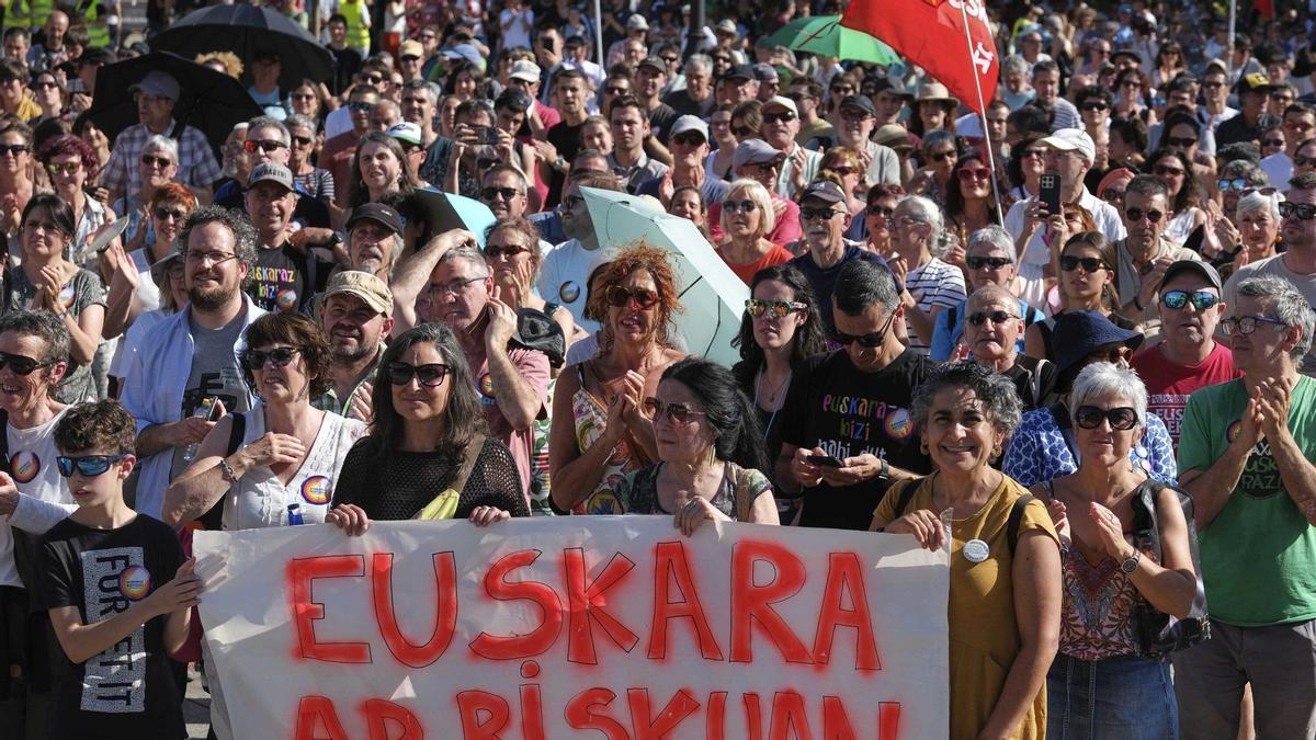 El euskera toma el centro de Iruñea con tres columnas y un mismo objetivo