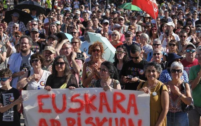 El euskera toma el centro de Iruñea con tres columnas y un mismo objetivo